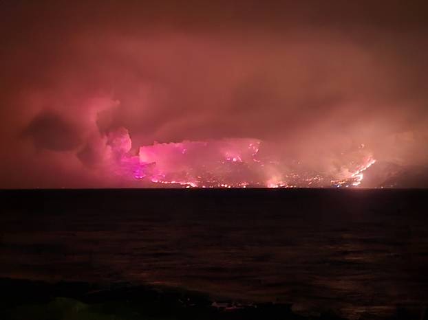 FOTO Strašan požar kod Omiša. U pomoć dolaze vatrogasci iz Dubrovnika, Zadra i Šibenika