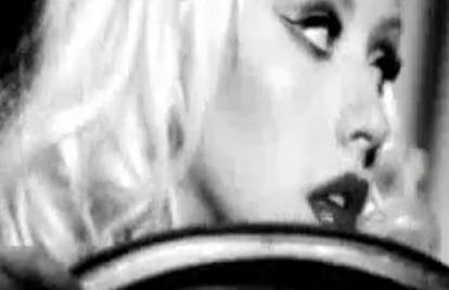 Opet se skinula:  Aguilera svoj parfem reklamira gola
