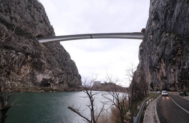 Spajanje posljednjih centimetara mosta u Omišu 