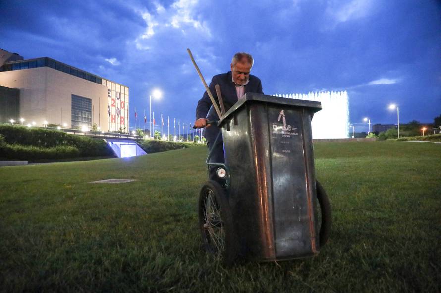 Arhivske fotografije Milana Bandića s radnicima Čistoće