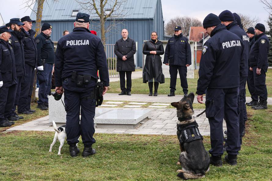Zagreb: U grobno mjesto u Spomengaju u Dumovcu polozeni su posmrtni ostaci sluzbenih pasa MUP-a uginulih u protekle tri godine