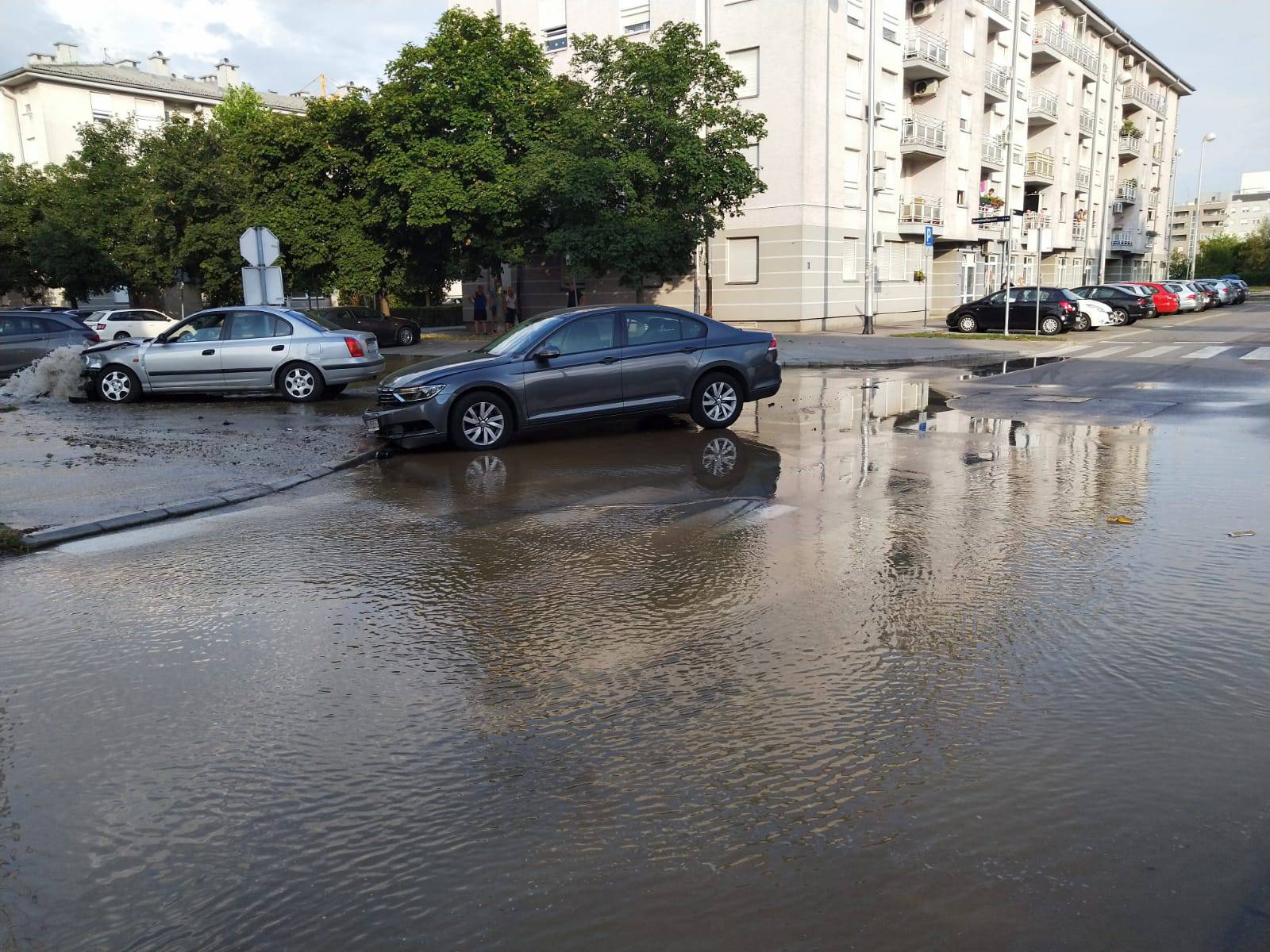 Sudarili se na Vrbanima: Auto u hidrantu, vozačica u bolnici