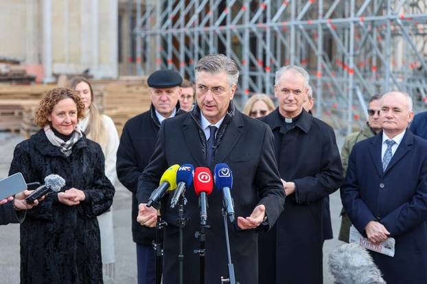 Zagreb: Andrej Plenković i mons. Dražen Kutleša obišli i razgledali obnovljenu unutrašnjost katedrale