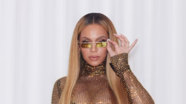 Bujna Beyonce otkrila obline u prozirnoj haljini bez grudnjaka