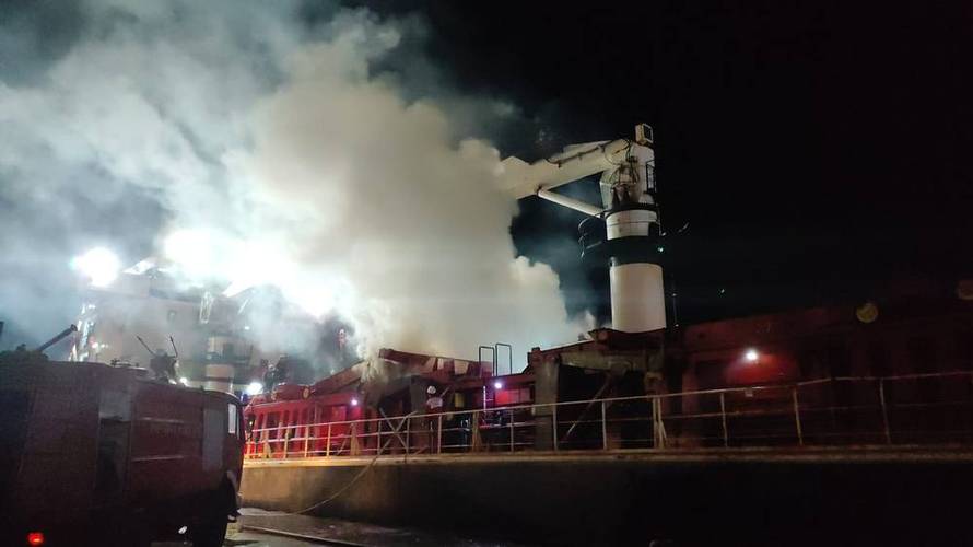 Gori brod u luci Ploče, zapalilo se staro ulje na utovaru željeza?