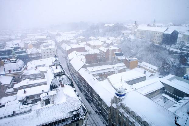 Zagreb: Trg bana Jela?i?a pod snježnim pokriva?em