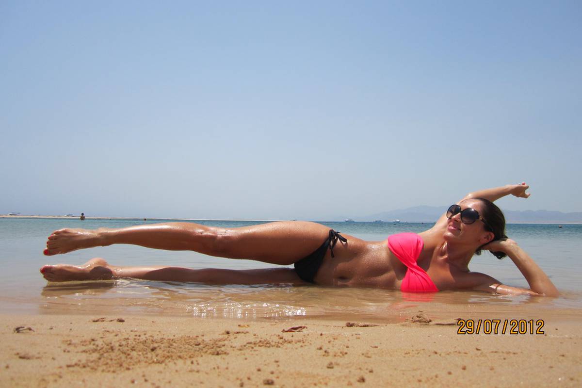 Hana Hadžiavdagić skinula se u kupaći i valjala se po pijesku