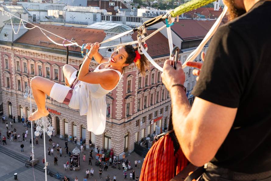 Zagreb: Antonia Gašparov hodom na žici privukla poglede prolaznika