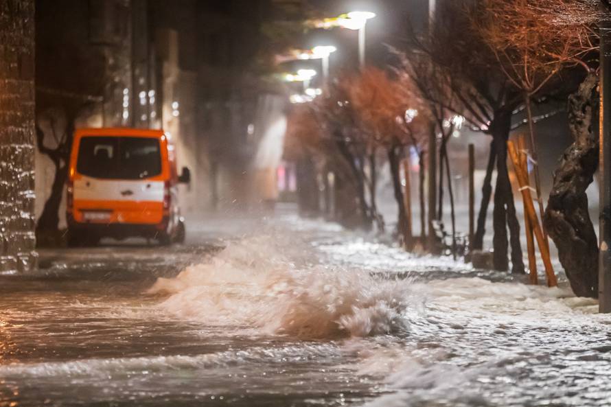 Kaštela: Ciklonalna plima poplavila rivu i okolne ulice