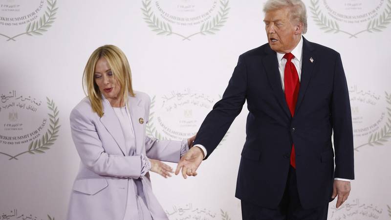 Trump opet udario na Meloni. Objavio fotografiju uz natpis: 'Potrebna je zabrana prilaska'
