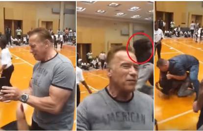 Schwarzeneggera udario u leđa nogom dok se fotkao s djecom