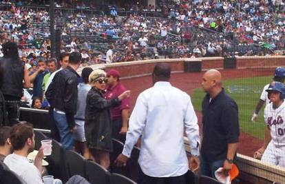 Pijanu Lady GaGu izbacili su sa stadiona Yankeesa?