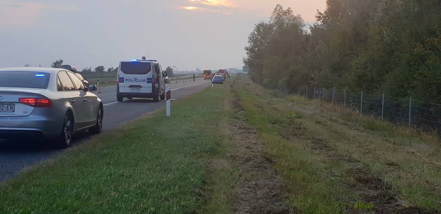 Automobil je sletio s ceste i zapalio se, putnici su izgorjeli