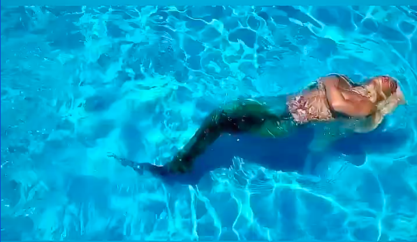 Jelena Karleuša glumi sirenu: Zaplivala u bazenu i jedva uspjela prekriti bujne grudi...