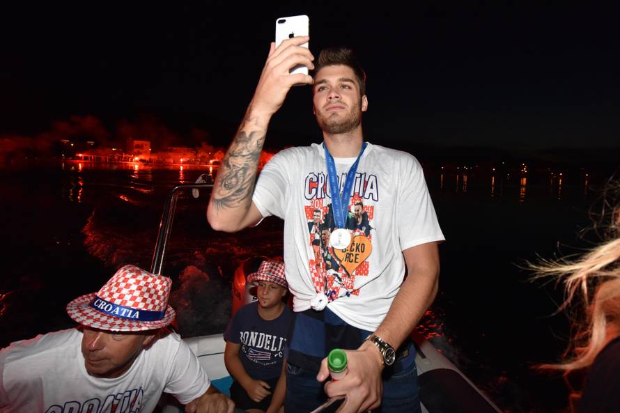 MjeÅ¡tani Bilica organizirali doÄek za srebrnog reprezentativca Duju Äaletu-Cara