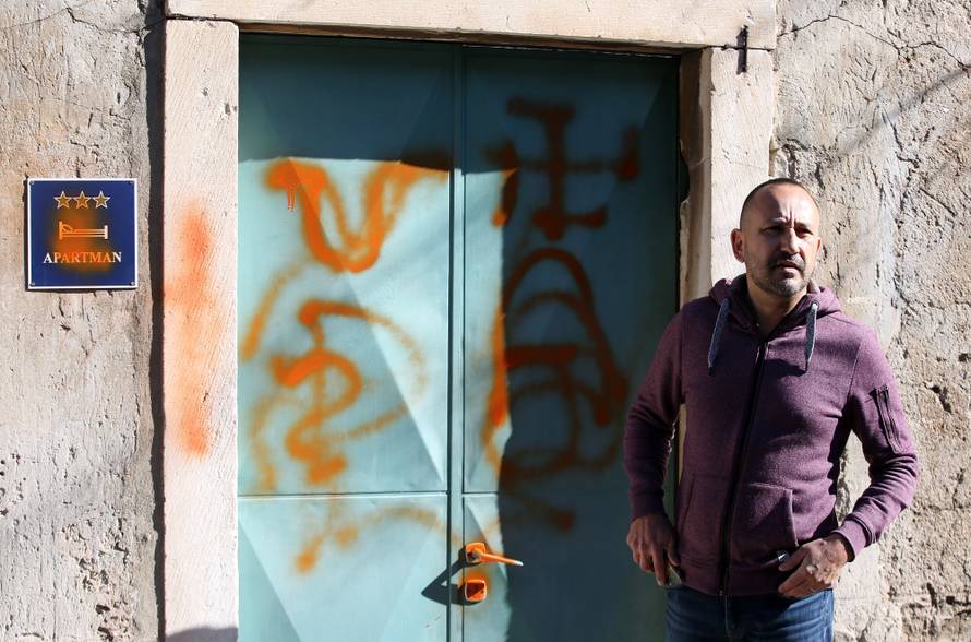 Zekanoviću nacrtali svastike na kući: 'Majci mi je pozlilo...'