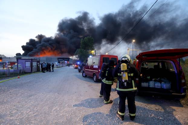 Veliki požar u Zaprešiću, crni dim nadvio se nad gradom 