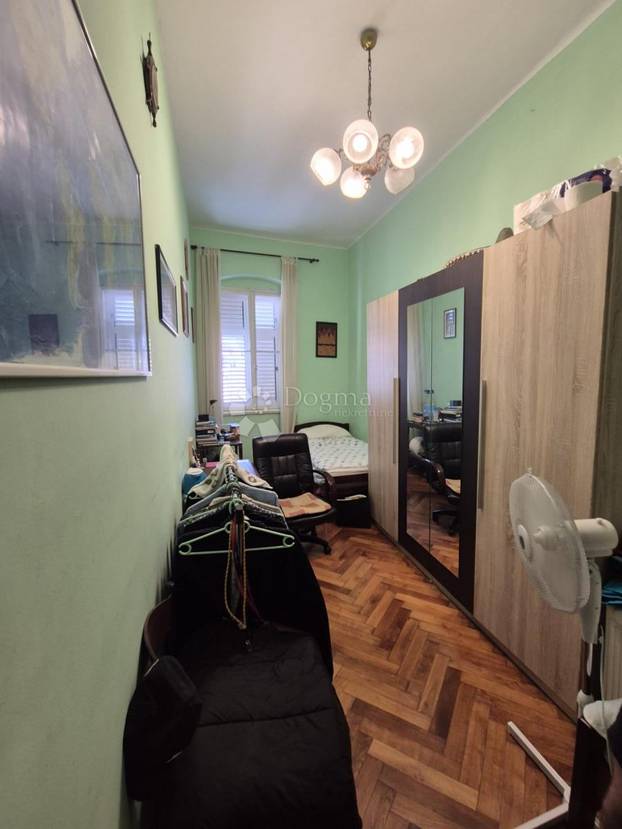 FOTO 'Namještaj iz doba Juge i bakina deka': Ovaj stan u Splitu prodaju za skoro 2 milijuna eura