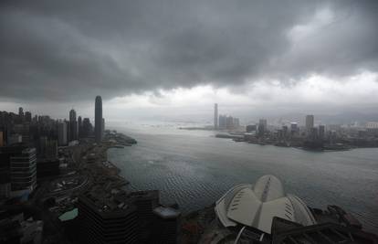 Tajfun Nesat ubio najmanje 35 ljudi, a pogodio je i Hong Kong