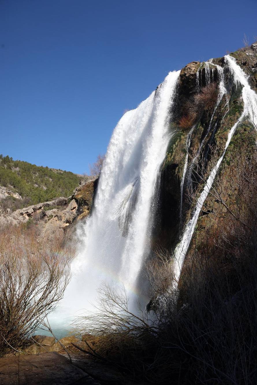 Knin: Slap Kr?i?, poznatiji kao Topoljski buk ili Veliki buk ukrašen dugom