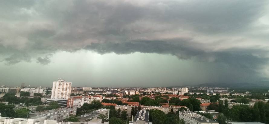 POGLEDAJTE SNIMKU: Vjetar u Zagrebu srušio mega dizalicu!