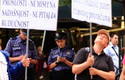 Protiv Papina dolaska 50-ak ljudi prosvjedovalo u Zagrebu