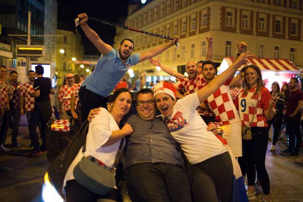 Zagreb: Slavlje navijaÄa Hrvatske potrajalo dugo u noÄ, osmijesi im nisu silazili s lica