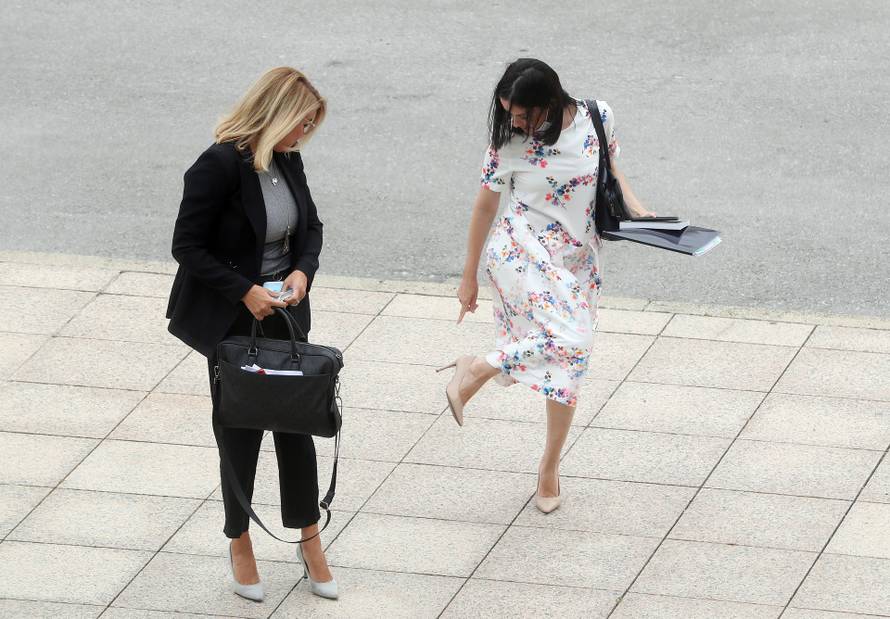 Zagreb: Ministrica poljoprivrede prilikom izlaska iz automobila oštetila petu na cipeli