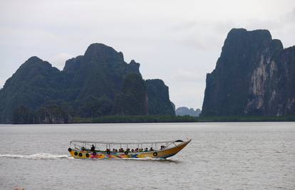 Prevrnuo se brod pun turista na Tajlandu, nestalo 49 ljudi