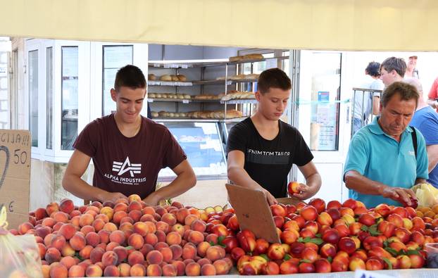 Šibenik: Ponuda vo?a i povr?a na gradskoj tržnici 
