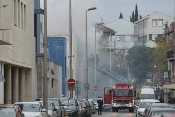 Zadar: U sklopu marine Tankerkomerc vatrogasci se bore s poÅ¾arom