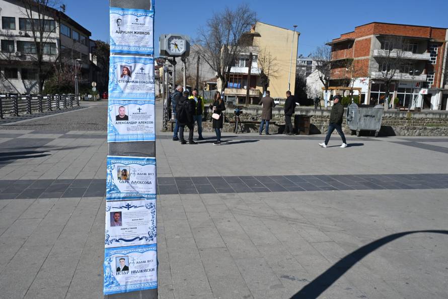 Brojni stanovnici Kočana oplakuju poginule na dan njihova sprovoda