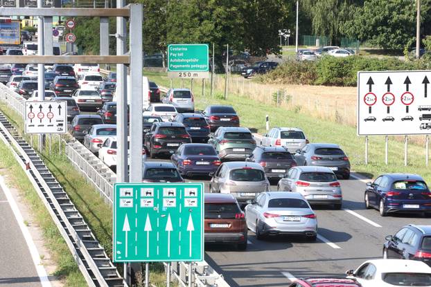 Zagreb: Gužve na naplatnim kućicama u Lučkom prema moru