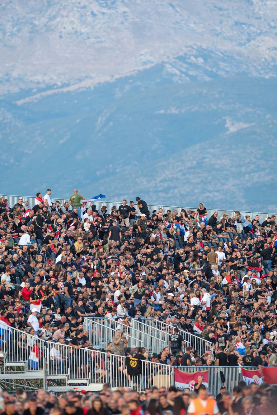 Sinj: Thompsonovi obožavatelji čekaju početak koncerta na hipodromu