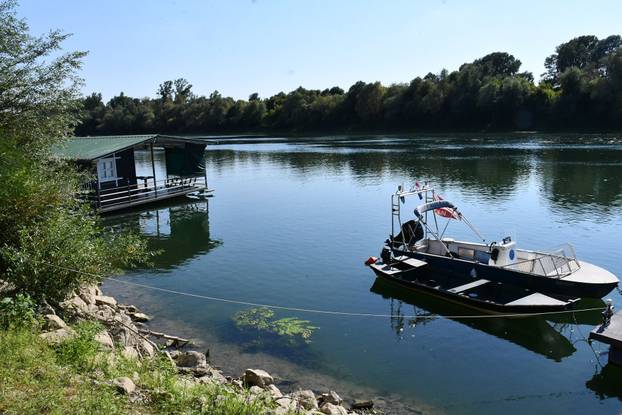 Slavonski Brod: Splavarska ulica jedinstvena je u Hrvatskoj, uz Savu se niže stotinjak splavova