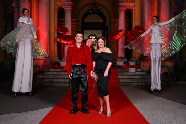 Zagreb: Dolazak uzvanika na dodjelu medijske nagrade "Večernjakova ruža" u Hrvatskom narodnom kazalištu