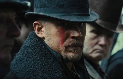 Karizmatični Hardy žestoko nosi 'Taboo' na širokim plećima