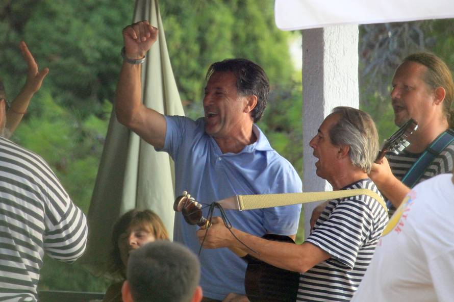 ARHIVA - 2010. Hvar: Nakon Dinamovog poraza Zdravko Mami? iz sveg glasa pjevao dalmatinske pjesme