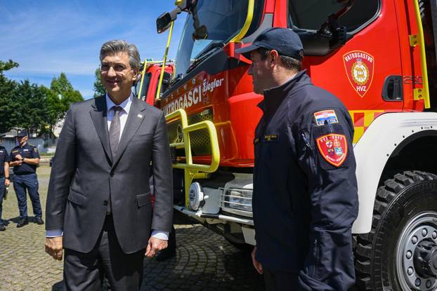 Zagreb: Svečana primopredaja vatrogasnih vozila