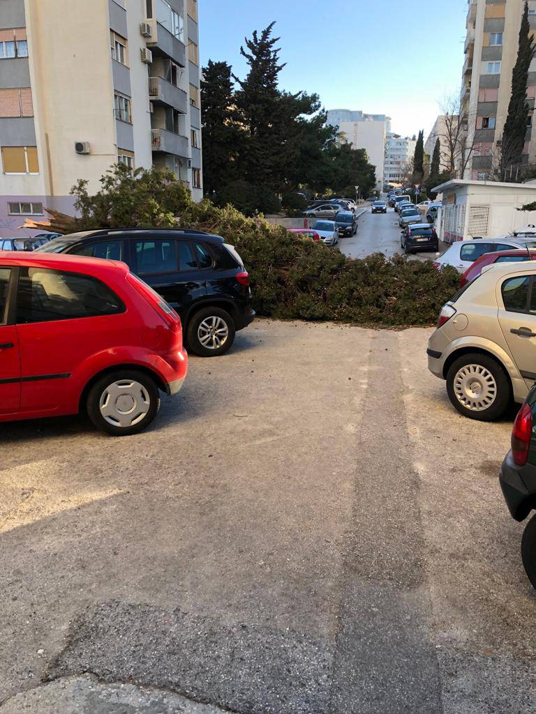 Bura u Mokošici uništila kiosk, u Splitu izbila prozore zgrade