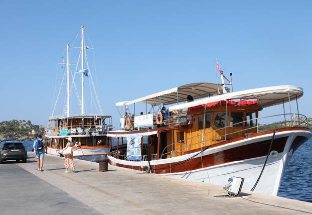 Šibenik: Izletni?ki brodovi puni turista razgledavaju naše ljepote.