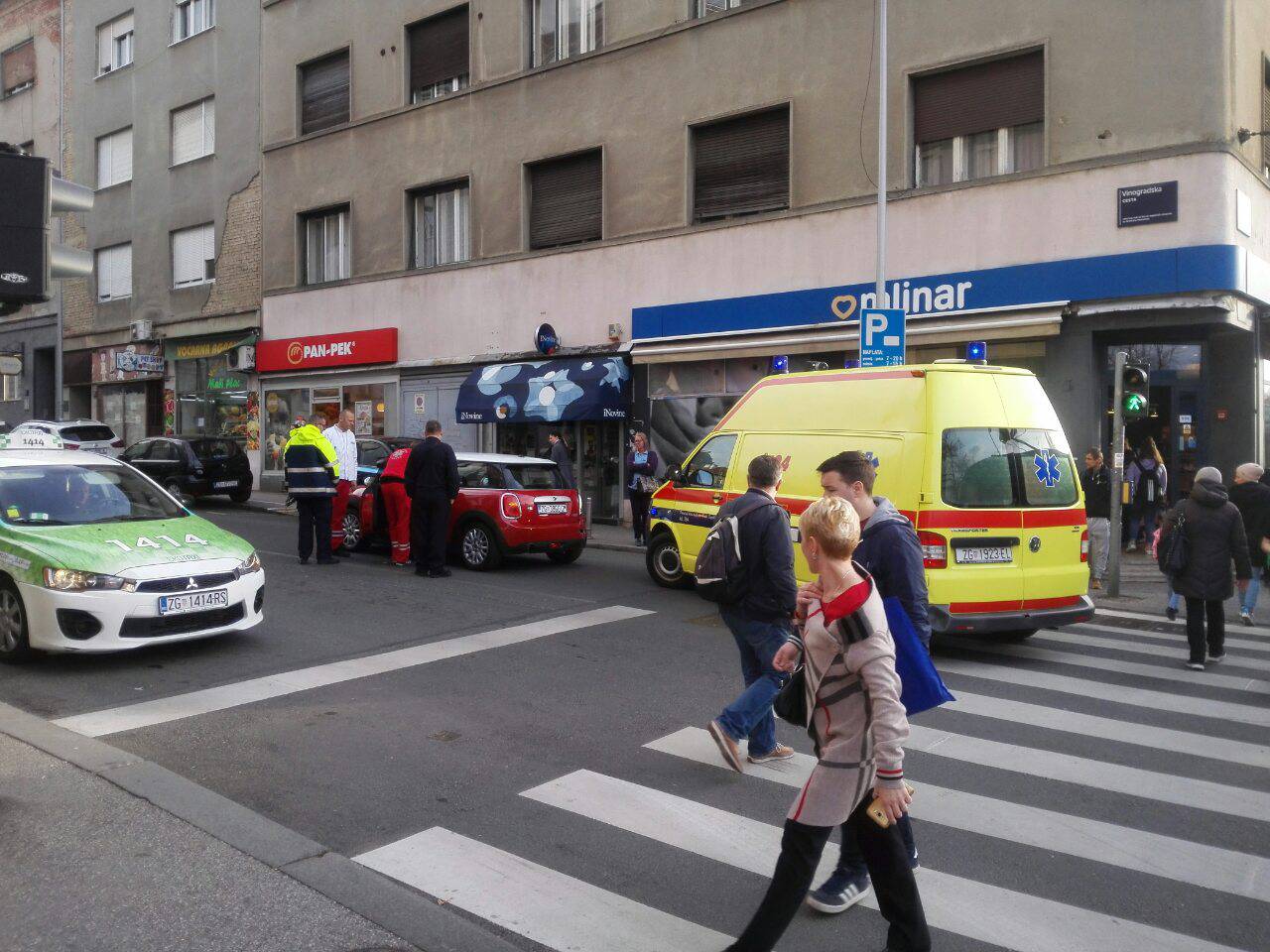 Tramvaj udario Mini Coopera, vozačicu odvezla Hitna pomoć