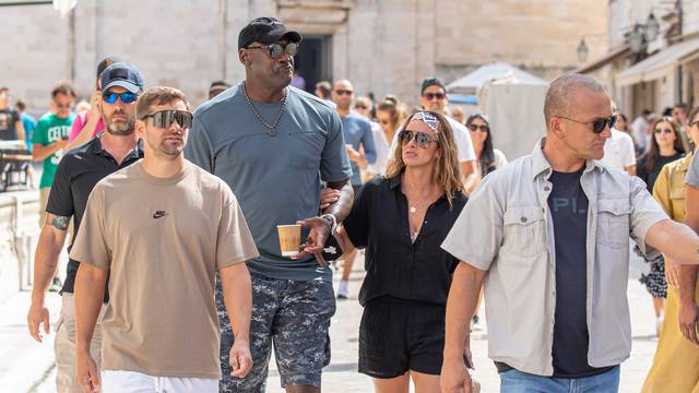 Michael Jordan sa suprugom Yvette u pratnji zaštitara prošetao Dubrovnikom