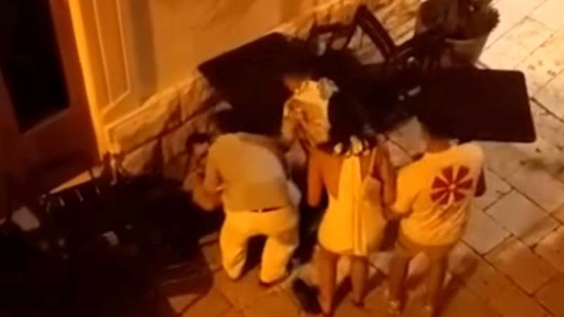 Kaos u centru Splita! Turisti se potukli, jedan ostao ležati na podu, čuo se krik: 'Umrijet će...'