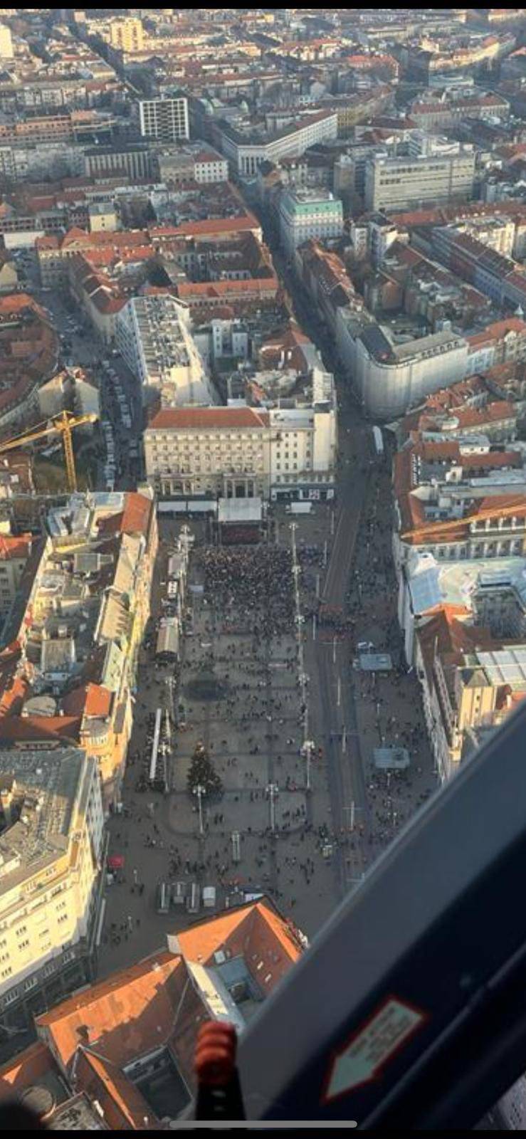 MUP podijelio atmosferu iz zraka, navijači čekaju Vatrene na Trgu bana Josipa Jelačića