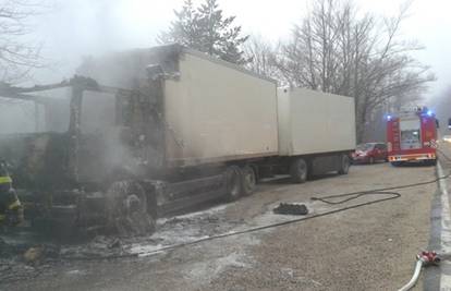 Kod Korenice planuo kamion: Kabina je potpuno uništena