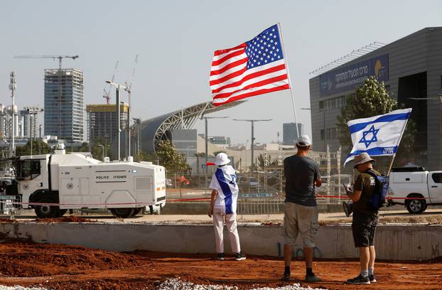 Israelis protest as Netanyahu inaugurates Tel Aviv's light rail