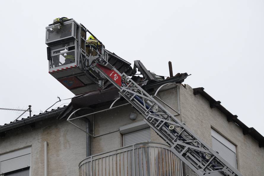 Zagreb: Krov kuće oštećen u nevremenu na Ljubljanici, vatrogasci saniraju štetu