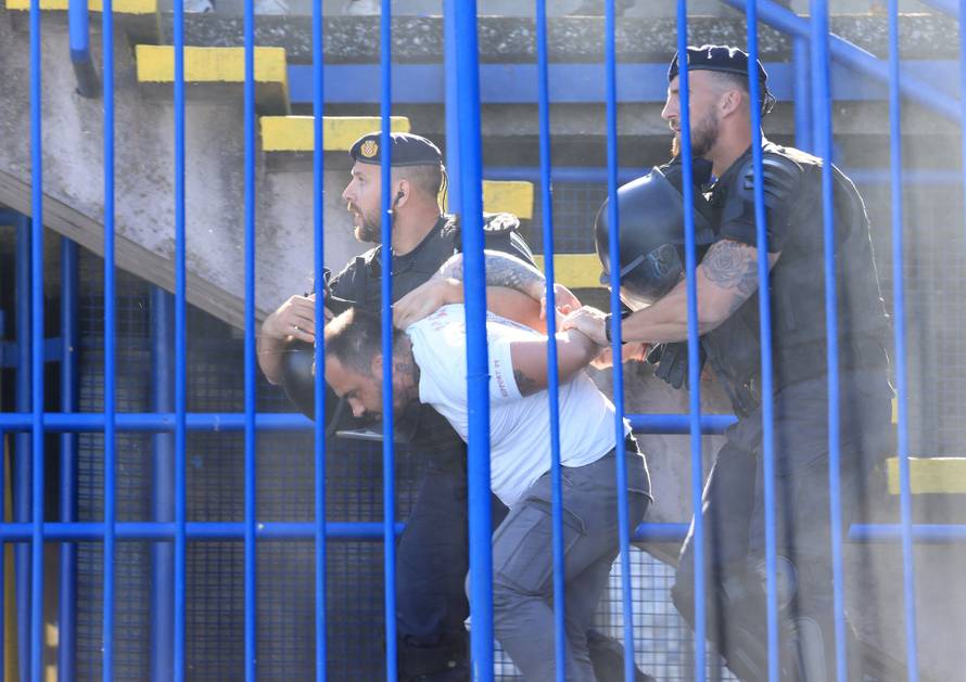 Policija privodi navijače na utakmici između Dinama i Hajduka