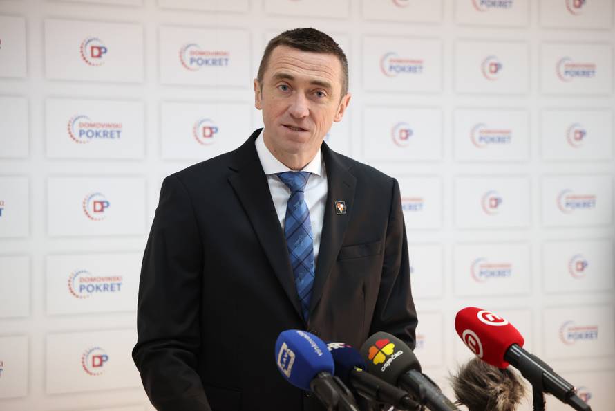 Vukovar: Ivan Penava održao je konferenciju za medije povodom odluke Ustavnog suda i rješenja Općinskog suda u slučaju Darka Pajičića